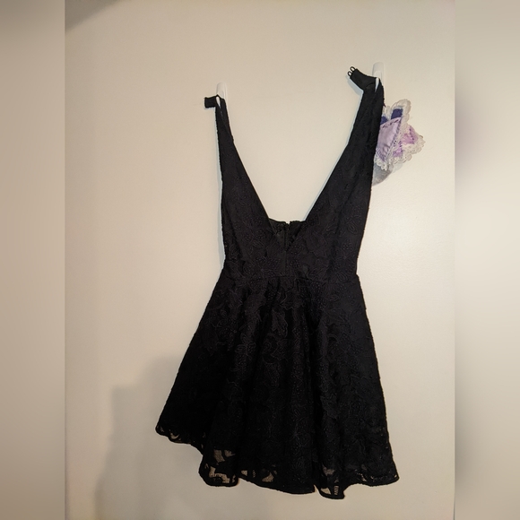 Bebe Francesca Deep V Dress - Picture 6 of 9